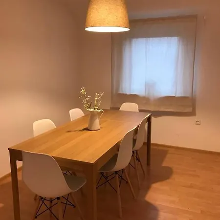 Cozy Close To Outlets&train Station. *