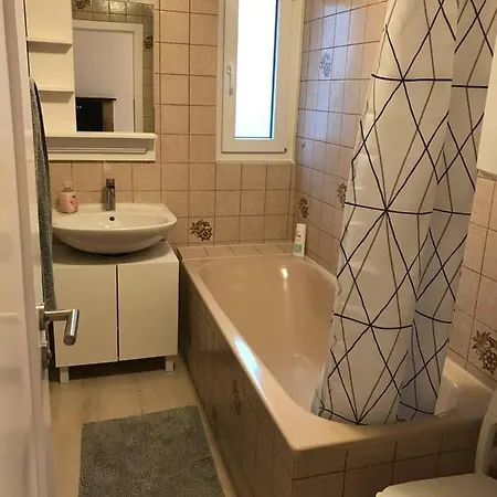 Cozy Close To Outlets&train Station.