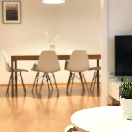 Apartament Cozy Close To Outlets&train Station.